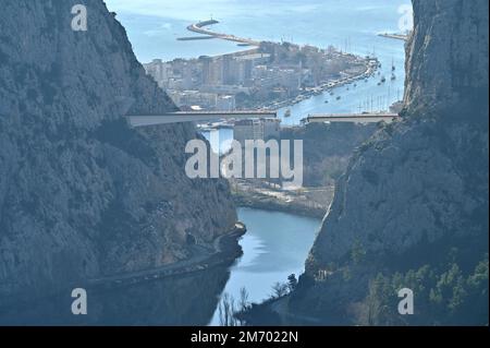 Die Baustelle der Omis-Brücke befindet sich am 6. Januar 2023 in Omis, Kroatien. Die Omis-Brücke umfasst zwei Tunnel und eine Brücke über den Fluss Cetina, den Komorjak-Tunnel, der mehr als 600 Meter lang sein wird, und den Omis-Tunnel, der mehr als 500 Meter lang sein wird, während die Brücke selbst 216 Meter lang sein wird. Foto: Matko Begovic/PIXSELL Stockfoto