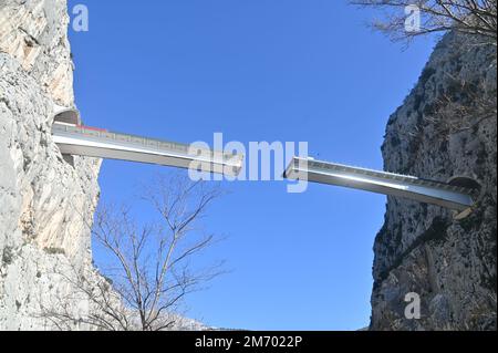 Die Baustelle der Omis-Brücke befindet sich am 6. Januar 2023 in Omis, Kroatien. Die Omis-Brücke umfasst zwei Tunnel und eine Brücke über den Fluss Cetina, den Komorjak-Tunnel, der mehr als 600 Meter lang sein wird, und den Omis-Tunnel, der mehr als 500 Meter lang sein wird, während die Brücke selbst 216 Meter lang sein wird. Foto: Matko Begovic/PIXSELL Stockfoto