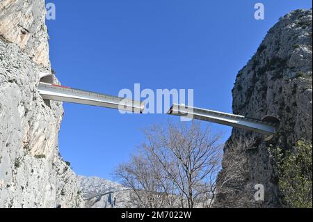 Die Baustelle der Omis-Brücke befindet sich am 6. Januar 2023 in Omis, Kroatien. Die Omis-Brücke umfasst zwei Tunnel und eine Brücke über den Fluss Cetina, den Komorjak-Tunnel, der mehr als 600 Meter lang sein wird, und den Omis-Tunnel, der mehr als 500 Meter lang sein wird, während die Brücke selbst 216 Meter lang sein wird. Foto: Matko Begovic/PIXSELL Stockfoto