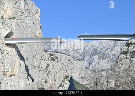 Die Baustelle der Omis-Brücke befindet sich am 6. Januar 2023 in Omis, Kroatien. Die Omis-Brücke umfasst zwei Tunnel und eine Brücke über den Fluss Cetina, den Komorjak-Tunnel, der mehr als 600 Meter lang sein wird, und den Omis-Tunnel, der mehr als 500 Meter lang sein wird, während die Brücke selbst 216 Meter lang sein wird. Foto: Matko Begovic/PIXSELL Stockfoto