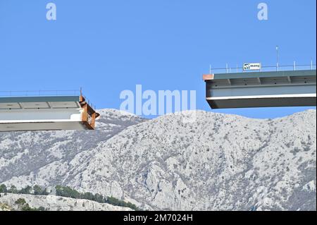 Die Baustelle der Omis-Brücke befindet sich am 6. Januar 2023 in Omis, Kroatien. Die Omis-Brücke umfasst zwei Tunnel und eine Brücke über den Fluss Cetina, den Komorjak-Tunnel, der mehr als 600 Meter lang sein wird, und den Omis-Tunnel, der mehr als 500 Meter lang sein wird, während die Brücke selbst 216 Meter lang sein wird. Foto: Matko Begovic/PIXSELL Stockfoto