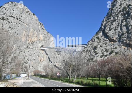 Die Baustelle der Omis-Brücke befindet sich am 6. Januar 2023 in Omis, Kroatien. Die Omis-Brücke umfasst zwei Tunnel und eine Brücke über den Fluss Cetina, den Komorjak-Tunnel, der mehr als 600 Meter lang sein wird, und den Omis-Tunnel, der mehr als 500 Meter lang sein wird, während die Brücke selbst 216 Meter lang sein wird. Foto: Matko Begovic/PIXSELL Stockfoto