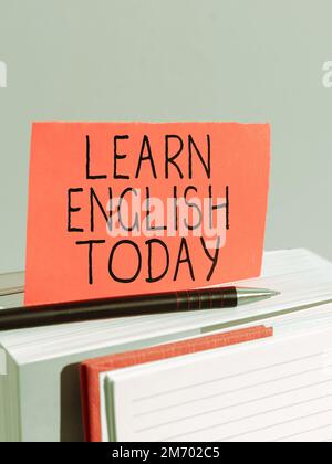 Handschriftlicher Text Lernen Sie heute Englisch. Konzeptionelle Fotografien Erlernen oder Erlernen von Englischkenntnissen und -Fertigkeiten Stockfoto