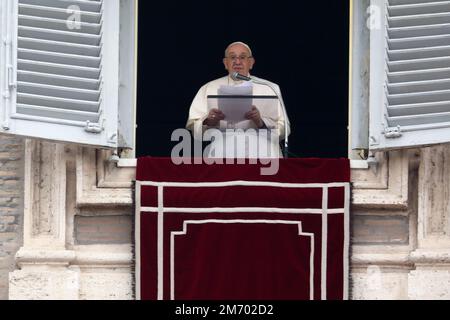 Vatikanstadt, Vatikan. 06. Januar 2023. Papst Franziskus spricht treu vom Fenster des apostoischen Palastes mit Blick auf den Petersplatz während des wöchentlichen Angelusbetens im Vatikan am 6. Januar 2023. (Foto: Giuseppe Fama/Pacific Press) Kredit: Pacific Press Media Production Corp./Alamy Live News Stockfoto