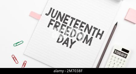 Schild mit der Aufschrift „Juneteenth Freedom Day“. Begriff "gesetzlicher Feiertag" in den Vereinigten Staaten zum Gedenken an das Ende der Sklaverei Stockfoto