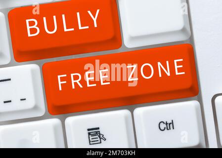 Schreiben mit Textanzeige „Bully Free Zone“. Das Wort für respektvoll gegenüber anderen Mobbing ist hier nicht erlaubt Stockfoto
