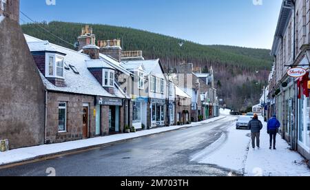 Ballater Aberdeenshire Schottland Winter mit Schnee und Geschäften in der Bridge Street Stockfoto