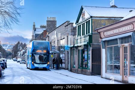 Ballater Aberdeenshire Schottland Winter mit Snow Bus und Passagieren in der Golf Road Stockfoto