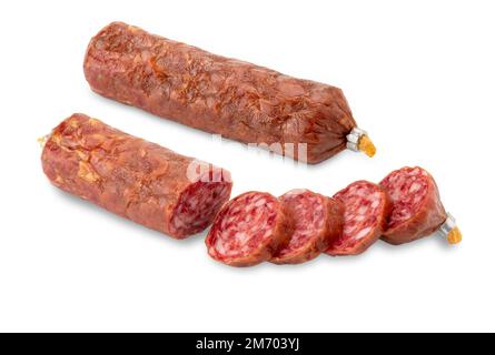Salami-Würstchen im Ganzen mit in Scheiben geschnittener Salami isoliert auf weiß mit Schnittpfad, Kopierbereich Stockfoto