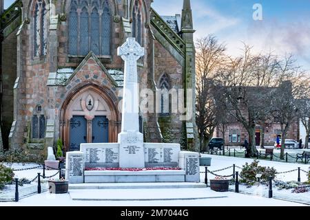 Ballater Aberdeenshire Schottland Winter mit Schnee und Kriegsdenkmal vor der Glenmuich Kirche Stockfoto