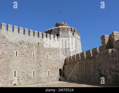 Walls of Anamur alias Mamure Castle mit Blue Sky Hintergrund und Wachturm mit türkischer Flagge in Anamur, Türkei Stockfoto