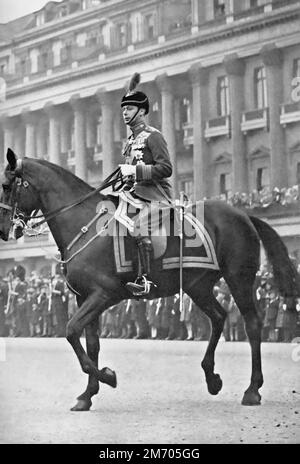 Der Herzog von York (1895-1952) bei der Trooping the Colour Ceremony, 4. Juni 1932. Der zukünftige König George VI. Bei der 1932. Zeremonie. Trooping the Colour ist eine Zeremonie, die jedes Jahr in London von Regimenten der britischen Armee durchgeführt wird. Seit 1748 feiert sie auch den offiziellen Geburtstag des britischen Herrschers. Stockfoto