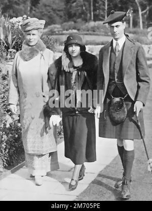 Königin Mary mit dem Herzog und der Herzogin von York in Balmoral, Schottland, 1924. Königin Mary (1867-1953) mit dem zukünftigen König George VI (1895-1952) und Königin Elizabeth (1900-2002). Balmoral Castle, Aberdeenshire, Schottland, ist eine Residenz der britischen Königsfamilie. Stockfoto