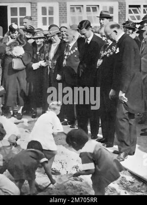 Der Herzog von York, der zukünftige König George VI. (1895-1952), mit den Bürgermeistern von Deptford und Greenwich bei der Eröffnung von Margaret McMillan House, 1936. Margaret McMillan House war das erste speziell erbaute Freiluftzentrum und wurde zum Gedenken an die Pionierin der Kinderschule Margaret McMillan (1860-1931) gegründet. Das Zentrum ist jetzt Teil der Wohltätigkeitsorganisation Widehorizons, die eine Reihe von Abenteueraktivitäten bietet. Stockfoto