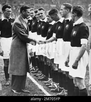 Der Duke of York (1895-1952) trifft das Manchester City Team vor dem FA-Cup-Finale 1933. Der zukünftige König George VI. Traf beide die Teams und verlieh die Trophäe. Everton gewann 3:0 und gewann den Pokal zum ersten Mal seit 1906. Stockfoto