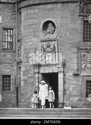 Die Herzogin von York mit ihren Töchtern, den Prinzessinnen Elizabeth und Marget, in ihrem Elternhaus Glamis Castle, Angus, Schottland, c1935. Die zukünftige Königin Elizabeth die Königinmutter (1900-2002) mit ihren Töchtern, der zukünftigen Königin Elizabeth II. Und Prinzessin Margaret, Gräfin von Snowdon (1930-2002). Stockfoto