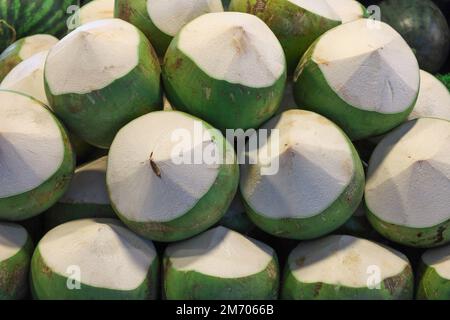 Frische rohe Kokosnüsse, trinkfertig Kokosmilch, tropische Früchte Stockfoto