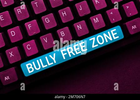 Schreiben mit Textanzeige „Bully Free Zone“. Das Wort für respektvoll gegenüber anderen Mobbing ist hier nicht erlaubt Stockfoto