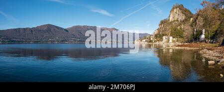 Castelveccana, Italien- 12-27-2022: Extra Weitwinkelblick auf den Lago Maggiore mit den Bergen und Öfen von Caldè, die sich im Wasser spiegeln Stockfoto