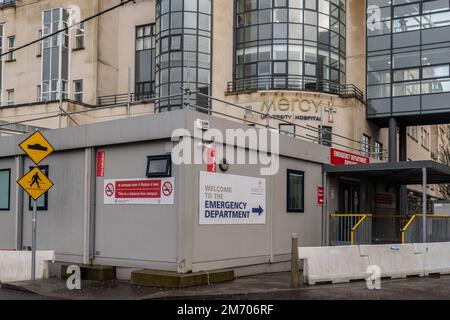 Cork, Irland. 6. Januar 2023. Die Überbelegungskrise im Krankenhaus dauert an und sieht so aus, als würde es schlimmer werden, bevor es besser wird. Krankenwagen stehen heute im Mercy Hospital in Cork in der Schlange, da die Notaufnahme bis an die Grenzen gedehnt ist. Kredit: AG News/Alamy Live News Stockfoto