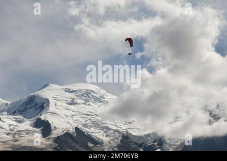 Gleitschirmfliegen über den Gipfel des Mont Blanc in den französischen Alpen, Chamonix, Haute Savoie, Frankreich Stockfoto