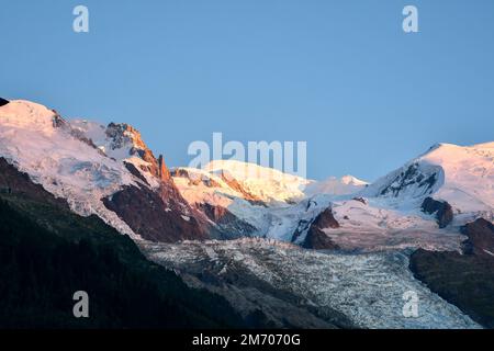 Blick auf den Gipfel des Mont Blanc (4809 m), dem höchsten Berg in den Alpen und Westeuropa, Chamonix, Haute Savoie, Frankreich Stockfoto