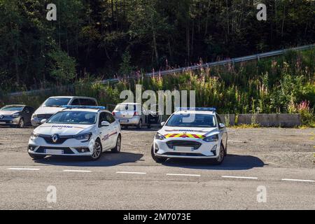 Die Zollpolizeiautos parken an der Seite der Autobahn in der Nähe des Mont-Blanc-Tunnels an der französisch-italienischen Grenze, Chamonix, Haute Savoie, Frankreich Stockfoto