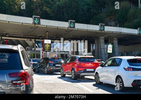 Autos stehen im Sommer am Eingang des Mont-Blanc-Tunnels an der französischen Grenze in Chamonix, Haute Savoie, Frankreich Stockfoto