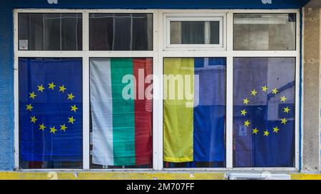 Flaggen der Länder bulgariens und der ukraine sowie Flaggen der europäischen Union Stockfoto