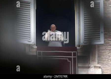 Vatikanstadt, Vatikan. 06. Januar 2023. Papst Franziskus spricht treu vom Fenster des apostoischen Palastes mit Blick auf den Petersplatz während des wöchentlichen Angelusbetens im Vatikan am 6. Januar 2023. (Foto: Giuseppe Fama/Pacific Press/Sipa USA) Guthaben: SIPA USA/Alamy Live News Stockfoto