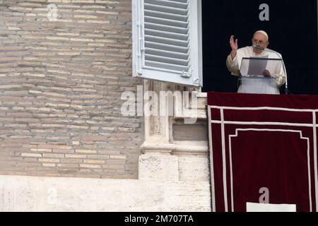 Vatikanstadt, Vatikan. 06. Januar 2023. Papst Franziskus spricht treu vom Fenster des apostoischen Palastes mit Blick auf den Petersplatz während des wöchentlichen Angelusbetens im Vatikan am 6. Januar 2023. (Foto: Giuseppe Fama/Pacific Press/Sipa USA) Guthaben: SIPA USA/Alamy Live News Stockfoto