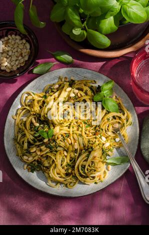 Sizilianischer Pesto auf einem Teller Stockfoto