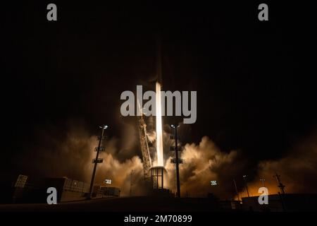 VANDENBURG SPACE FORCE BASE, KALIFORNIEN, USA - 18. Dezember 2022 - Eine SpaceX Falcon 9 Rakete startet mit dem Surface Water and Ocean Topography (SWOT) Stockfoto