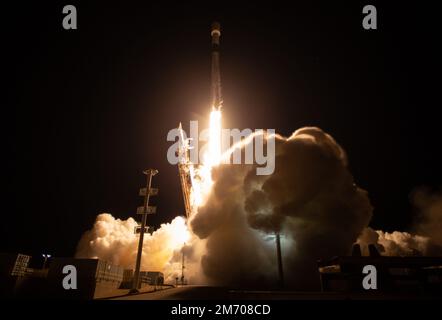 VANDENBURG SPACE FORCE BASE, KALIFORNIEN, USA - 18. Dezember 2022 - Eine SpaceX Falcon 9 Rakete startet mit dem Surface Water and Ocean Topography (SWOT) Stockfoto