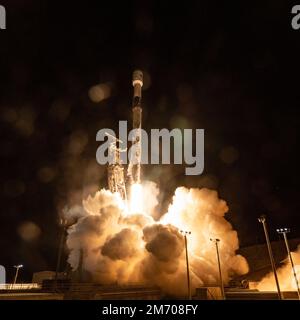 VANDENBURG SPACE FORCE BASE, KALIFORNIEN, USA - 18. Dezember 2022 - Eine SpaceX Falcon 9 Rakete startet mit dem Surface Water and Ocean Topography (SWOT) Stockfoto