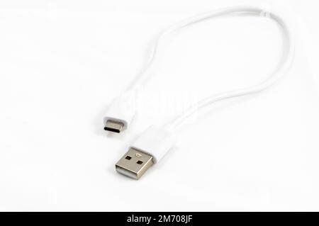 Weißes USB-zu-USB-C-Kabel auf weißem Hintergrund Stockfoto