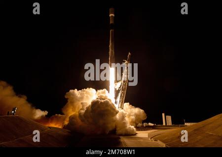 VANDENBURG SPACE FORCE BASE, KALIFORNIEN, USA - 18. Dezember 2022 - Eine SpaceX Falcon 9 Rakete startet mit dem Surface Water and Ocean Topography (SWOT) Stockfoto