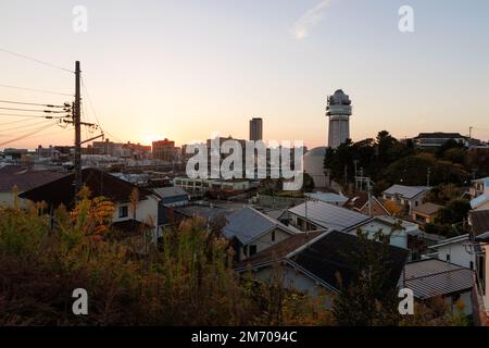 Sonnenuntergang über Wohngegend und weitläufiger Stadt Stockfoto