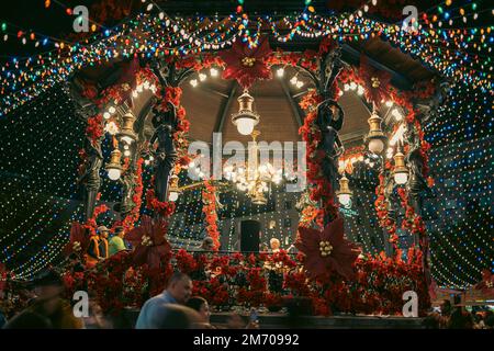 Merry Go Round lange Exposition während der Weihnachtsfeier in der Kathedrale in der Innenstadt von Guadalajara, Mexiko Stockfoto