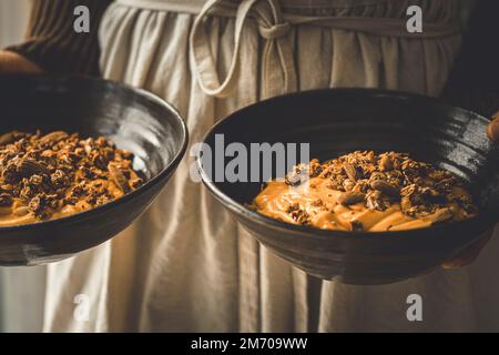 Eine Frau mit einem Smoothie Bowl Stockfoto