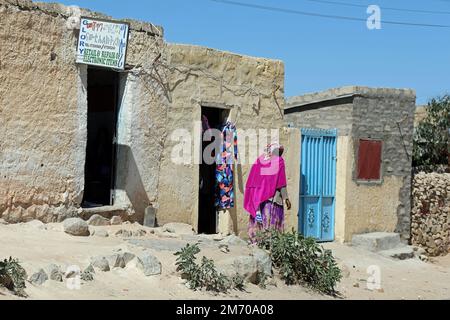 Einzelhandel und Reparatur von Elektronikartikeln und Bekleidungsgeschäft in einem eritreischen Dorf Stockfoto