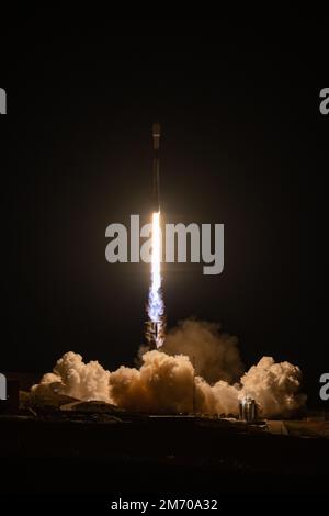 VANDENBURG SPACE FORCE BASE, KALIFORNIEN, USA - 18. Dezember 2022 - Eine SpaceX Falcon 9 Rakete startet mit dem Surface Water and Ocean Topography (SWOT) Stockfoto