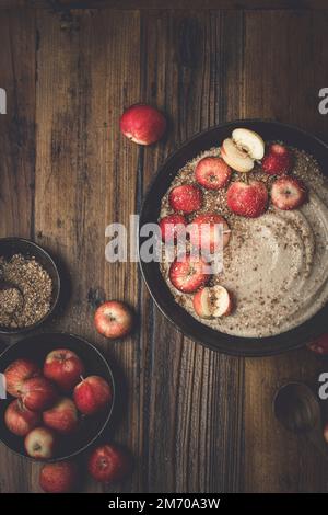 Apple Smoothie Bowl auf Holzhintergrund Stockfoto