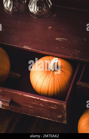 Ein Kürbis in einer Schublade in einer rustikalen Küche Stockfoto