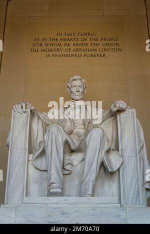 Statue von Abraham Lincoln, Lincoln Memorial, ein US-amerikanisches Nationaldenkmal am westlichen Ende der National Mall, erbaut in Form eines neoc Stockfoto