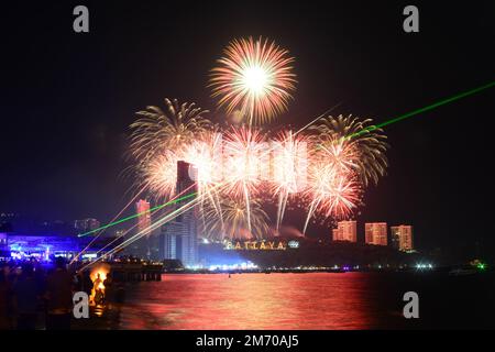 Feuerwerk und Lasershow am Strand bei Pattaya Silvesterfeierlichkeiten in Thailand Stockfoto