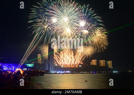 Feuerwerk und Lasershow am Strand bei Pattaya Silvesterfeierlichkeiten in Thailand Stockfoto