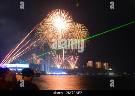 Feuerwerk und Lasershow am Strand bei Pattaya Silvesterfeierlichkeiten in Thailand Stockfoto