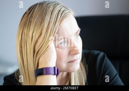 Gelangweilte frustrierte Frau im Büro Stockfoto