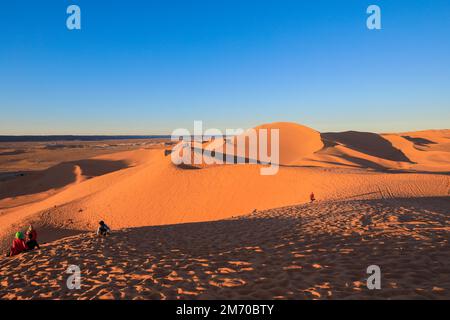 Fantastische Aussicht auf die Golden Sahara Desert Sands in der Nähe der Oasenstadt Taghit, Algerien Stockfoto